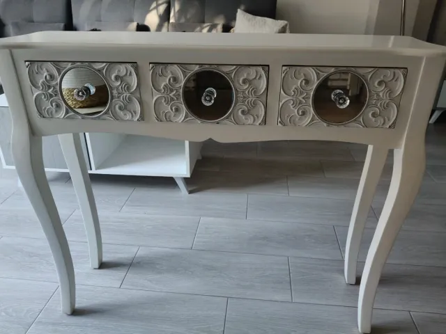 Consola bianca e argento per ingresso