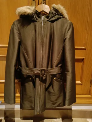 Abrigo verde militar con cinturón