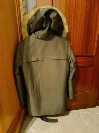 Abrigo verde militar con cinturón