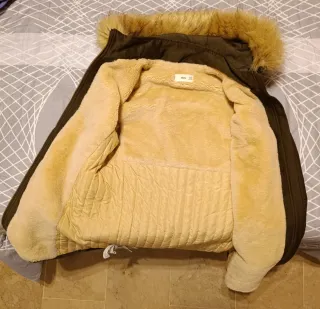 Abrigo verde militar con cinturón