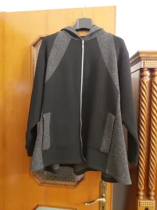 Cappotto in lana con cappuccio taglia III