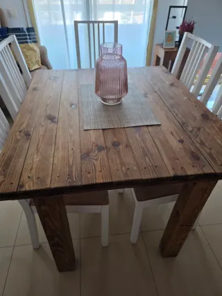 Mesa de madera con 5 sillas blancas