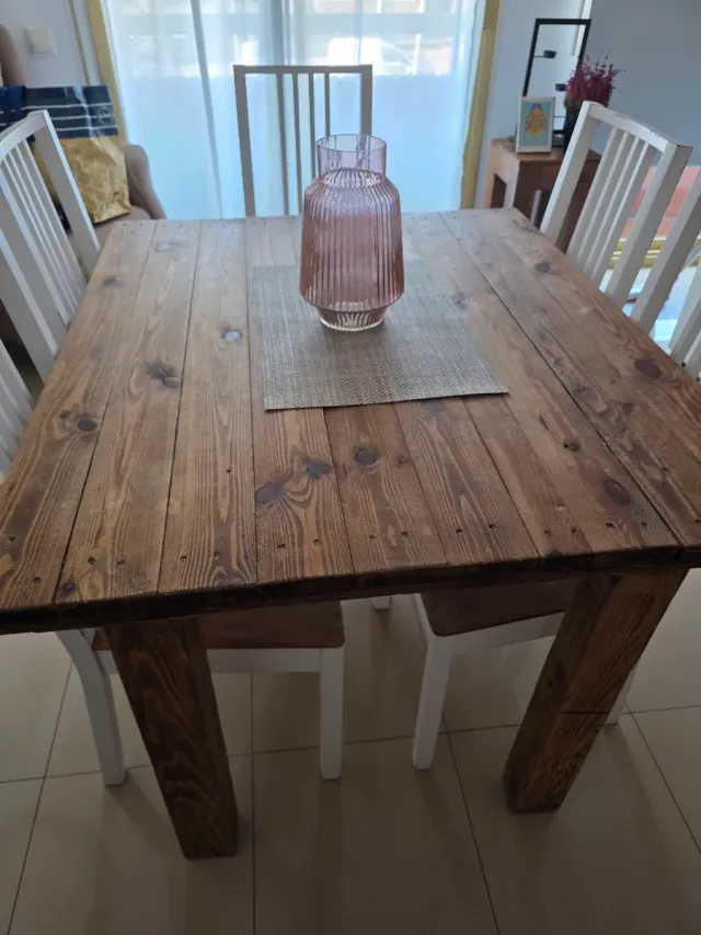 Mesa de madera con 5 sillas blancas