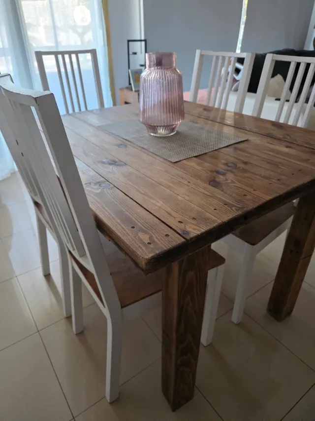 Mesa de madera con 5 sillas blancas