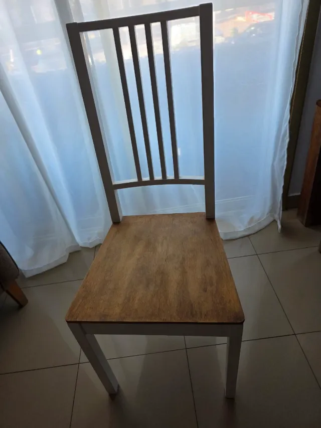 Mesa de madera con 5 sillas blancas