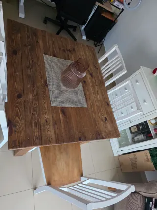 Mesa de madera con 5 sillas blancas