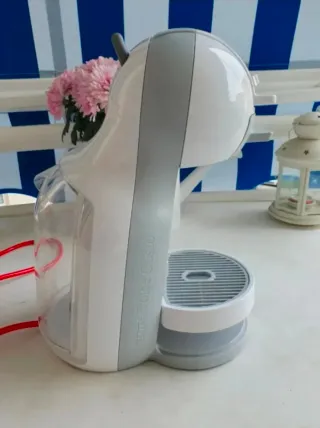 Cafetera Dolce Gusto Blanca y Gris