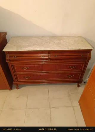 Cómoda de madera con tapa de mármol