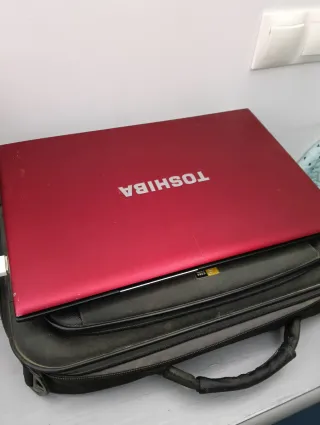 Portátil Toshiba Negro/Rojo