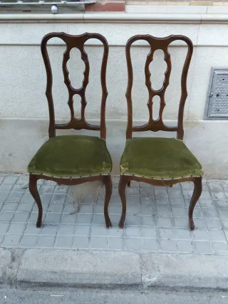 Due sedie vintage in legno e velluto