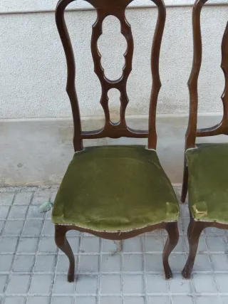 Due sedie vintage in legno e velluto