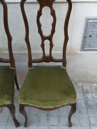 Due sedie vintage in legno e velluto