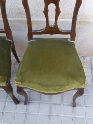 Due sedie vintage in legno e velluto