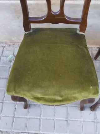 Due sedie vintage in legno e velluto