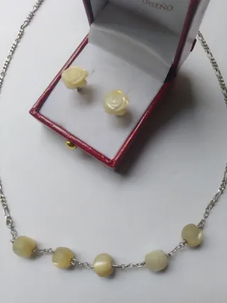 Collar y pendientes de perlas
