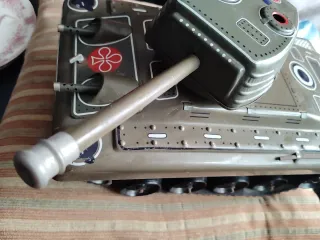 Tanque de juguete de hojalata