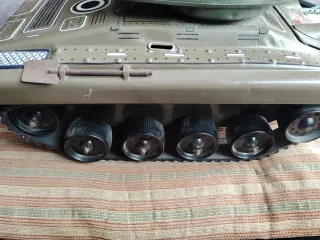 Tanque de juguete de hojalata