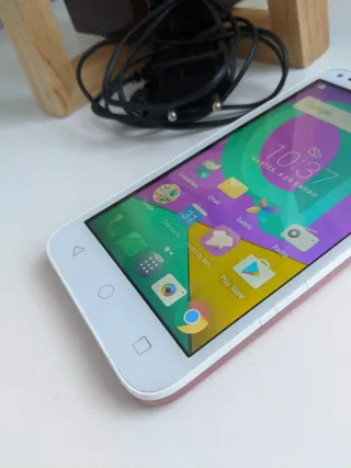 Smartphone Alcatel bianco e rosa