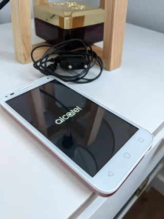 Smartphone Alcatel bianco e rosa