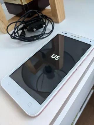 Smartphone Alcatel bianco e rosa