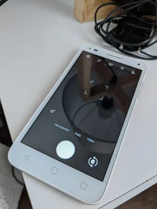 Smartphone Alcatel bianco e rosa