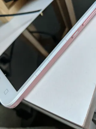 Smartphone Alcatel bianco e rosa