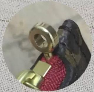 tornillo para poner correa a Pochette lv