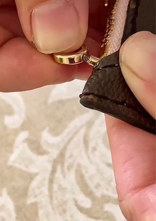 tornillo para poner correa a Pochette lv