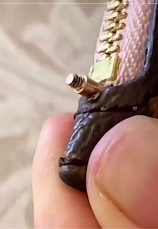 tornillo para poner correa a Pochette lv