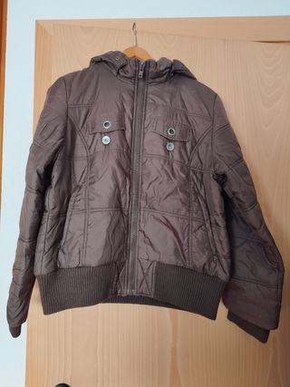 Anorak marrón tipo cazadora