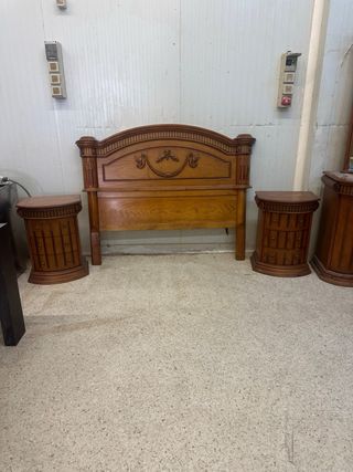 Juego de dormitorio: cabecero, mesitas y sinfonier