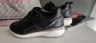 Zapatillas Pikolinos negras con tachuelas