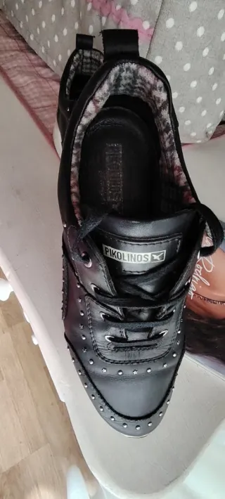 Zapatillas Pikolinos negras con tachuelas