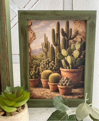 Cuadro verde coyote entre cactus
