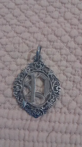 Colgante antiguo medallón plata diseño inicial