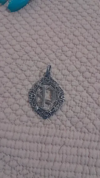 Colgante antiguo medallón plata diseño inicial