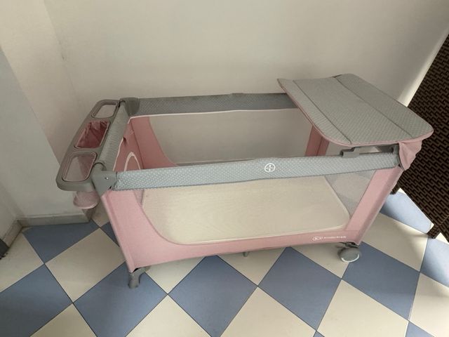 Cuna de viaje Kinderkraft con cambiador