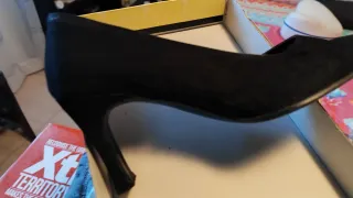 Zapatos de fiesta negros, una puesta