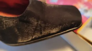 Zapatos de fiesta negros, una puesta