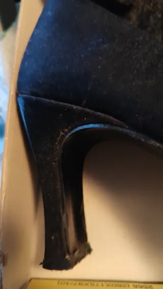 Zapatos de fiesta negros, una puesta