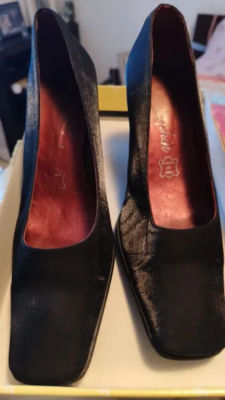 Zapatos de fiesta negros, una puesta