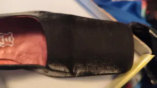 Zapatos de fiesta negros, una puesta