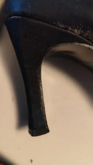 Zapatos de fiesta negros, una puesta