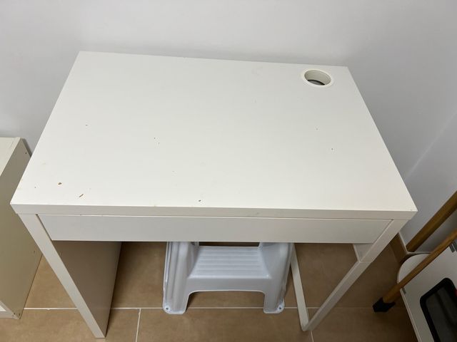 Escritorio blanco con cajón