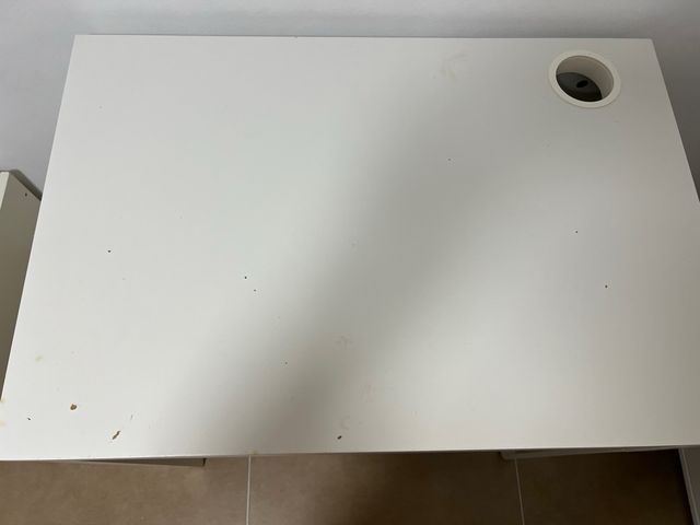 Escritorio blanco con cajón