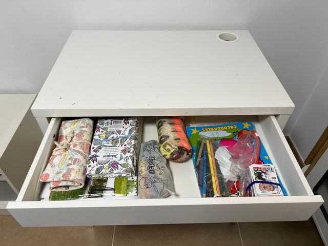 Escritorio blanco con cajón