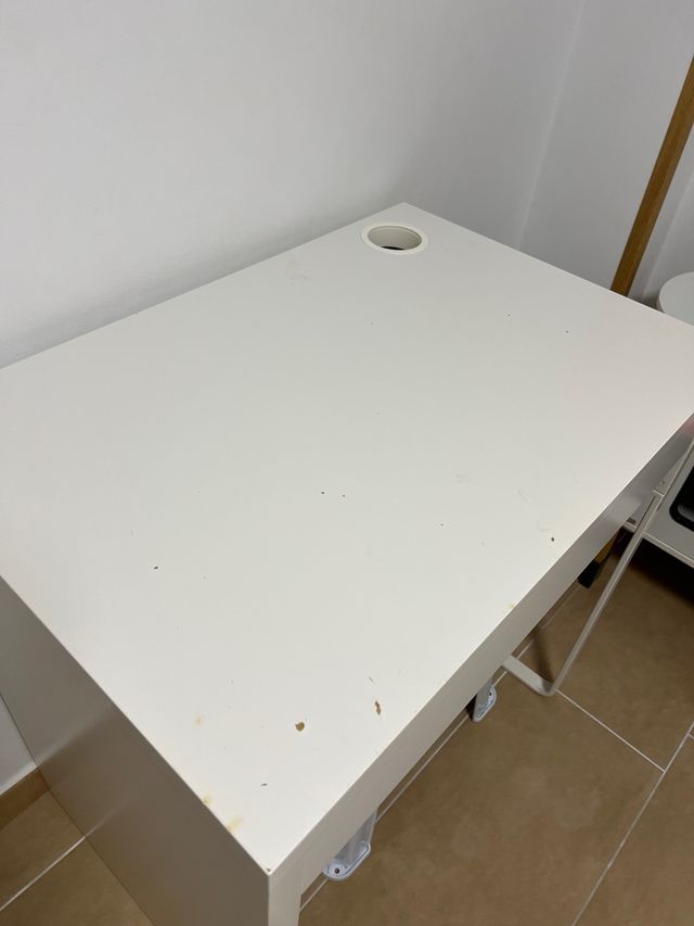 Escritorio blanco con cajón