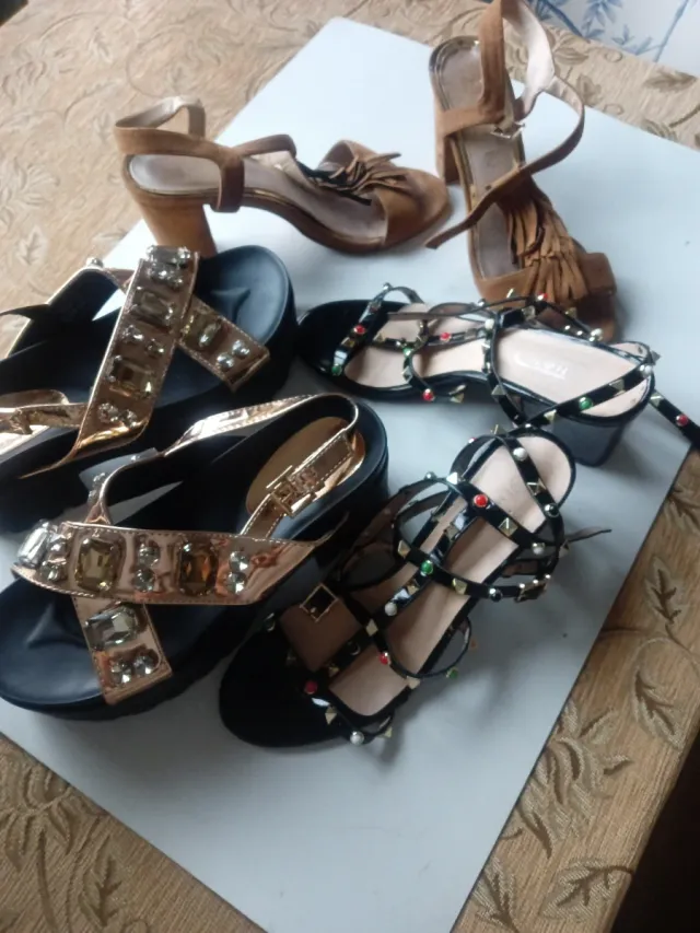 Sandalias de mujer marrones y doradas