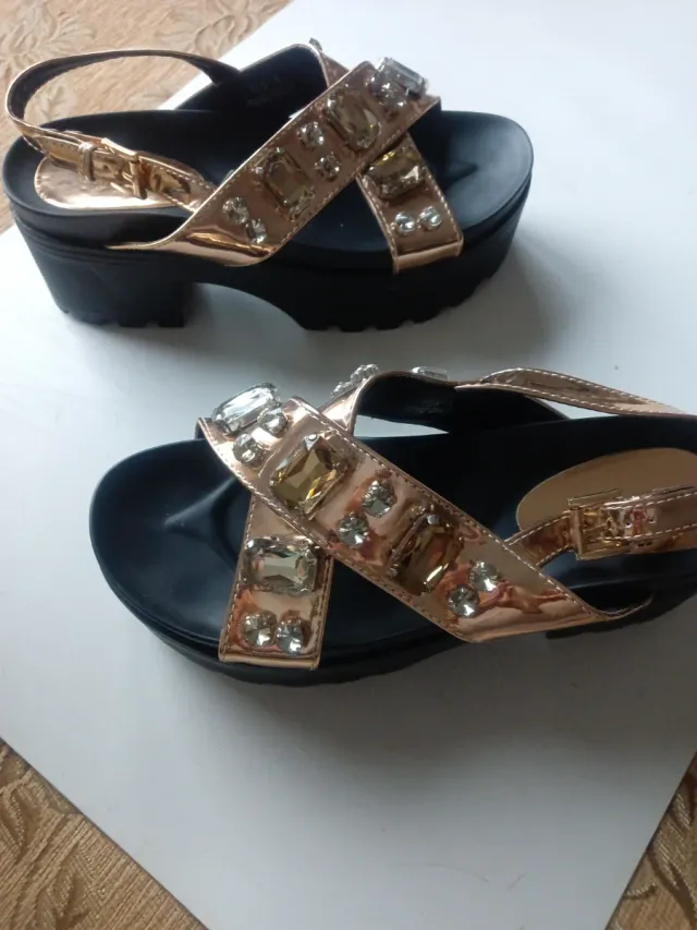 Sandalias de mujer marrones y doradas