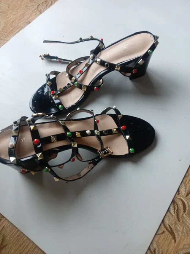 Sandalias de mujer marrones y doradas